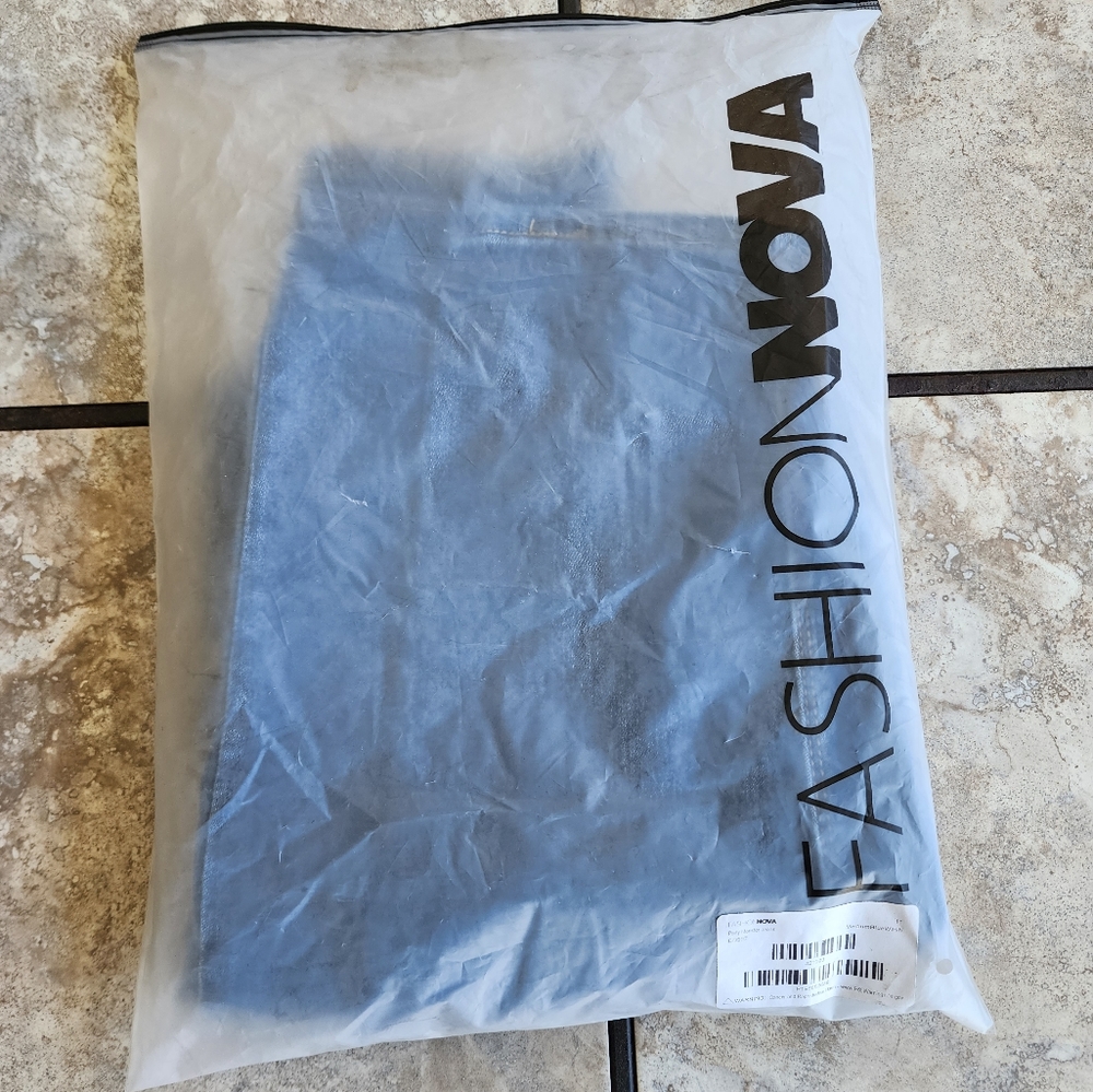 Fashion Nova size 11 blue jeans